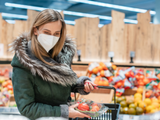 Mehrheit trägt beim Einkaufen auch ohne Pflicht weiter Maske
