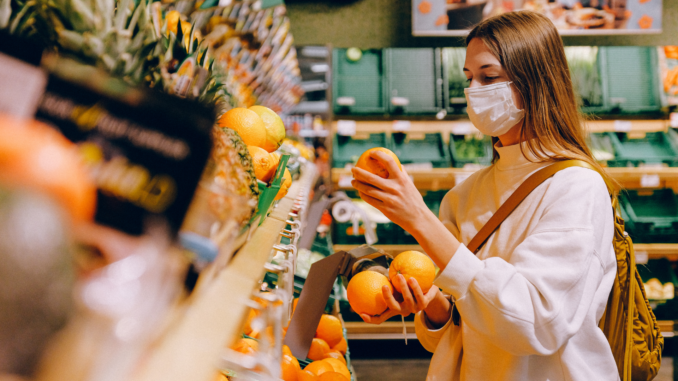 Maske tragen beim Einkaufen