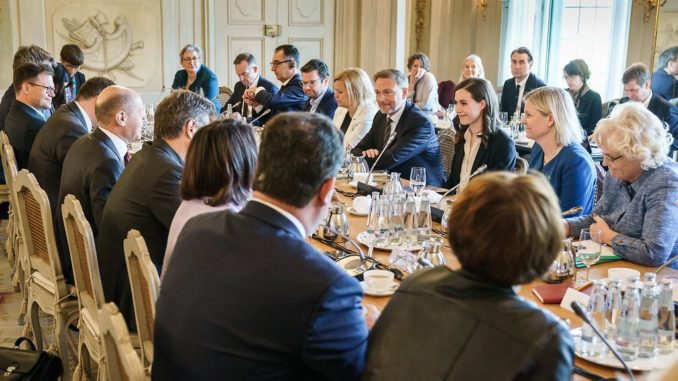 Das Kabinett begrüßte die schwedische Ministerpräsidentin Magdalena Andersson und die finnische Ministerpräsidentin Sanna Marin in Meseberg - Bild: Bundesregierung/Denzel