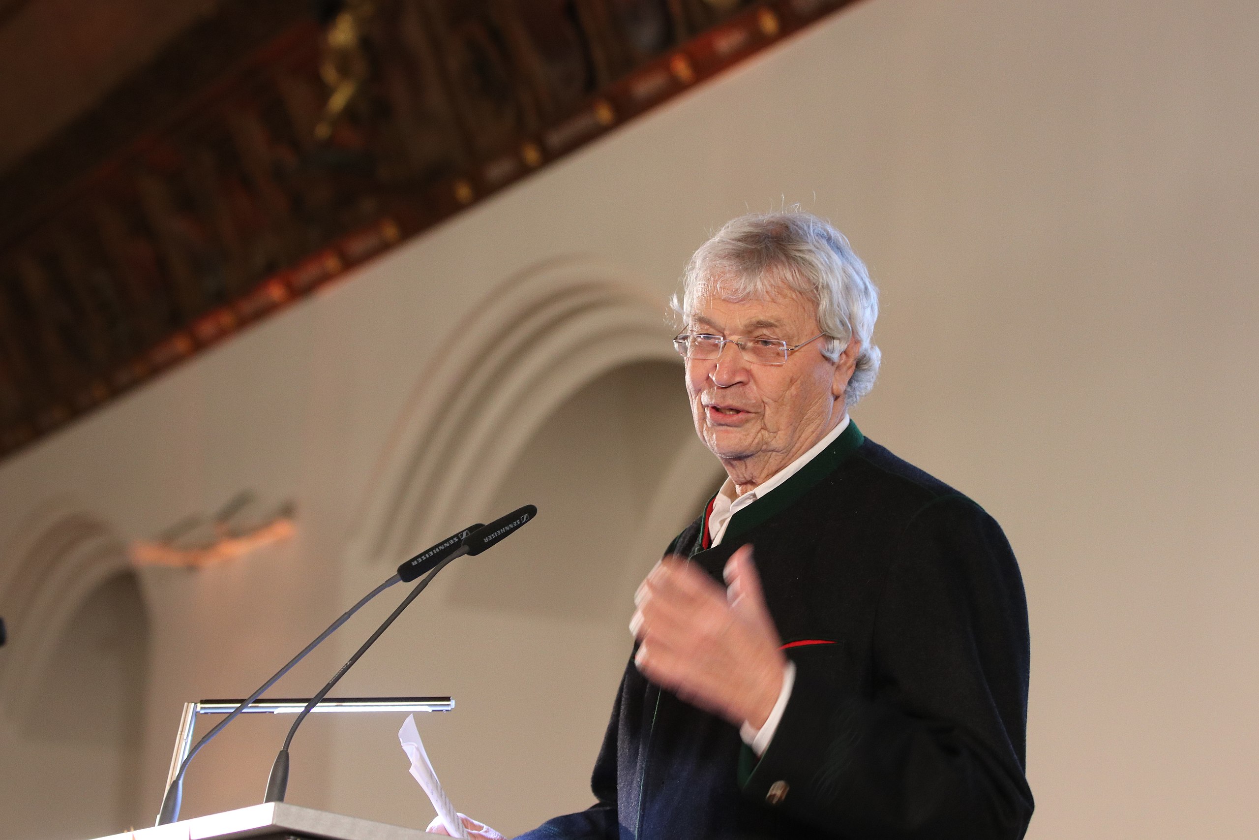  Gerhard Polt: Der Meister des hintergründigen Humors ⋆ FLASH UP 