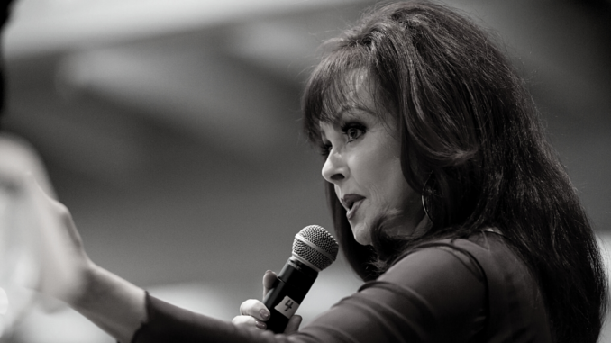 Naomi Judd - Bild: Wake Forest University School of Law/CC BY-NC-ND 2.0/umgefärbt
