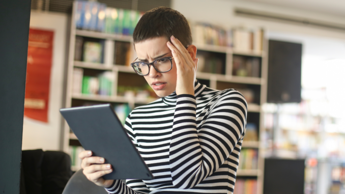 Frau liest negative Schlagzeile