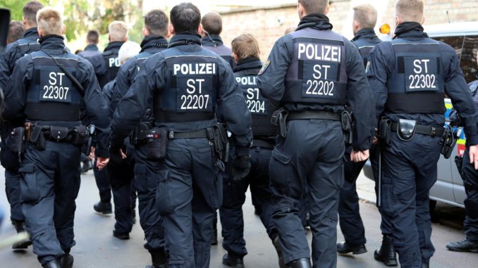 dts_image_14210_cmdebkpnka Polizeieinsatz (über dts Nachrichtenagentur)