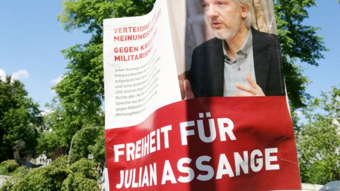 dts_image_15150_eghdoacdqf Plakat "Freiheit für Julian Assange" (über dts Nachrichtenagentur)