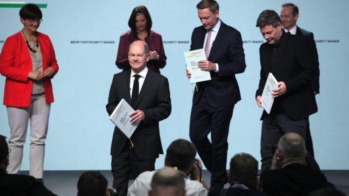 Unterschrift des Ampel-Koalitionsvertrags am 7.12.21 (über dts Nachrichtenagentur)