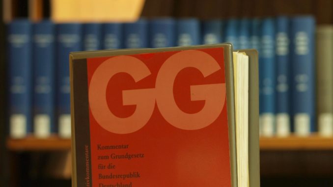 Ausgabe des Grundgesetzes in einer Bibliothek (über dts Nachrichtenagentur)