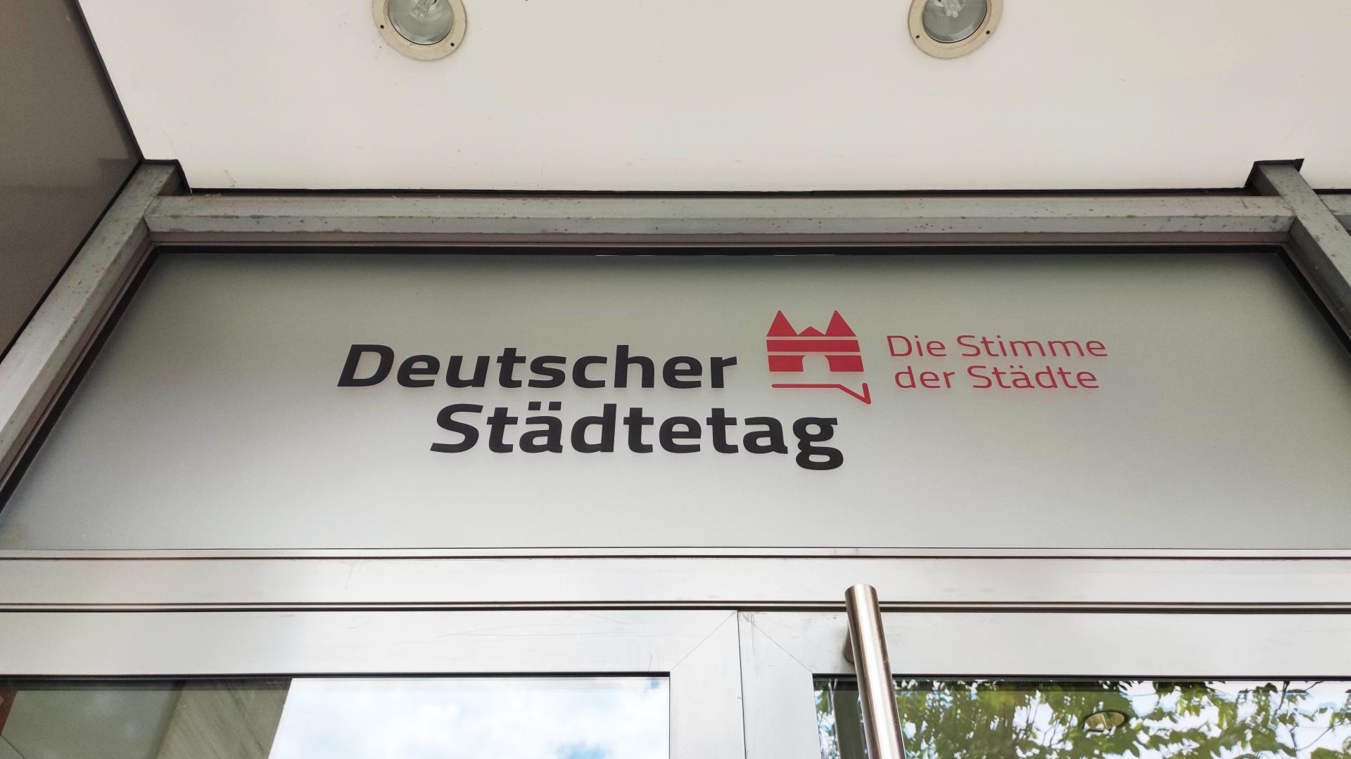 „Es muss damit Schluss sein, dass die Städte jedes Mal wie Bittsteller auftreten müssen“: Städtetag will dauerhafte Unterstützung bei Flüchtlingskosten