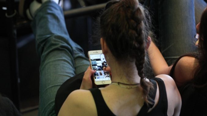 Junge Frau mit Smartphone (über dts Nachrichtenagentur)