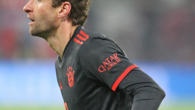 Thomas Müller mit Sponsoren-Logo von Qatar Airways (über dts Nachrichtenagentur)