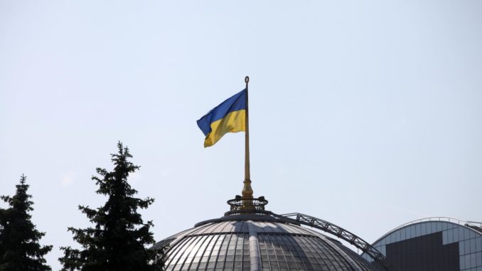 dts_image_7812_trrgbekkdh Ukrainische Flagge auf dem Parlament in Kiew (über dts Nachrichtenagentur)