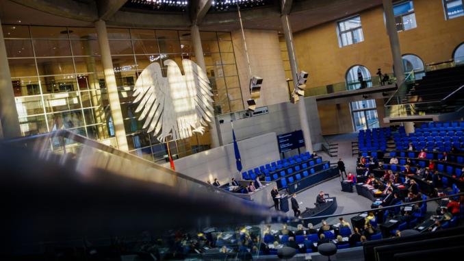 cmg_symbolbilder_ - 2023-07-06T122653.450 Bundestagsplenum (Archiv) - Bild: Thomas Trutschel/photothek