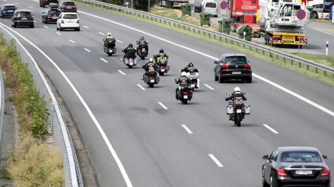 dts_image_20714_afofoasoag Harley-Fahrer auf der Autobahn am 15.07.2023 (über dts Nachrichtenagentur)
