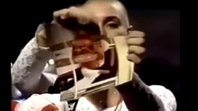 dts_image_20791_fmefsqnhje 1992: Sinead O`Connor zerreißt bei "Saturday Night Live" ein Bild von Papst Johannes Paul II. (Archiv) (über dts Nachrichtenagentur)