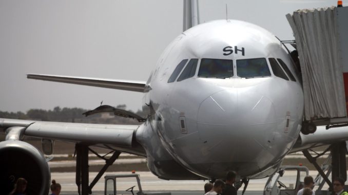 Flugzeug mit Passagieren auf dem Rollfeld (über dts Nachrichtenagentur)