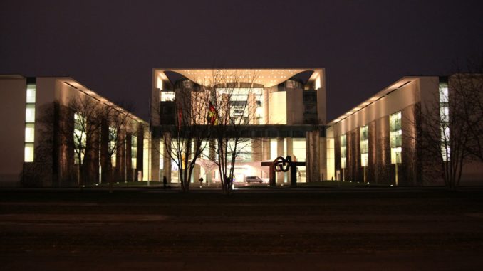 Bundeskanzleramt bei Nacht (Archiv) (über dts Nachrichtenagentur)