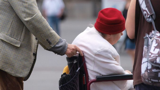 Seniorin im Rollstuhl (Archiv) (über dts Nachrichtenagentur)