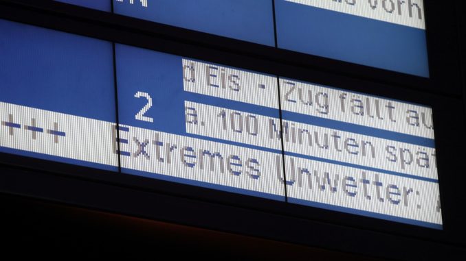 Anzeigetafel mit Warnhinweisen (Archiv) (über dts Nachrichtenagentur)