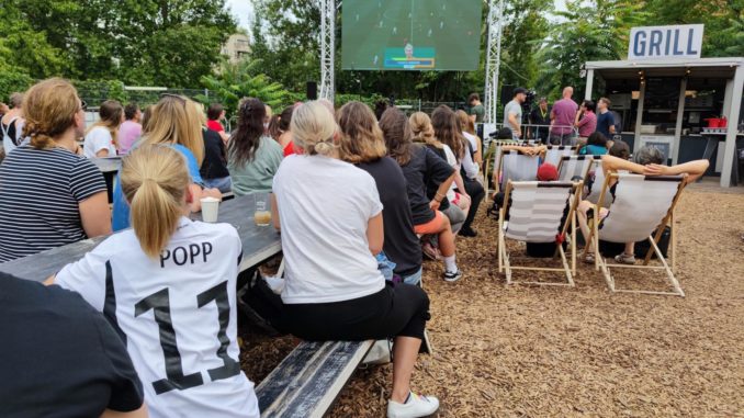 dts_image_20762_pestqdjfgj Public Viewing im Berliner Biergarten BRLO während der Frauen-Fußball-WM 2023 (über dts Nachrichtenagentur)