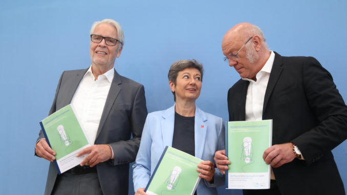 Experten bei Vorstellung einer Umfrage zu Pflegekosten am 24.08.2023 (über dts Nachrichtenagentur)