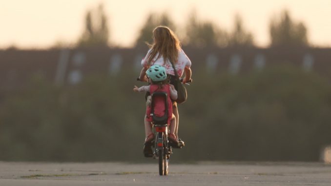 Frau mit Kind im August 2023 (über dts Nachrichtenagentur)