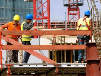 Beschäftigungsbarometer: Einstellungsbereitschaft der Unternehmen erneut leicht gesunken