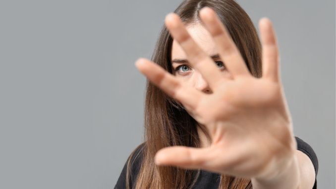 Frau in Abwehrhaltung (über cozmo news)