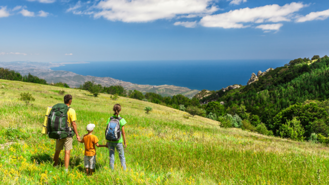 Junge Familie im Wanderurlaub (über cozmo news)