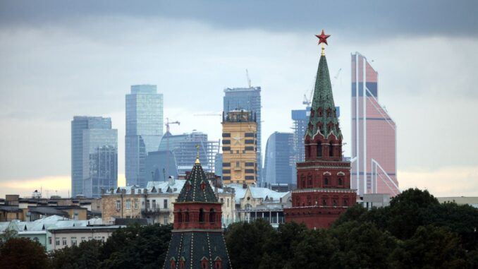 dts_image_6866_qsfotdebig Turm des Kreml in Moskau mit dem Moskauer Bankenviertel im Hintergrund (Archiv) (via über dts Nachrichtenagentur)