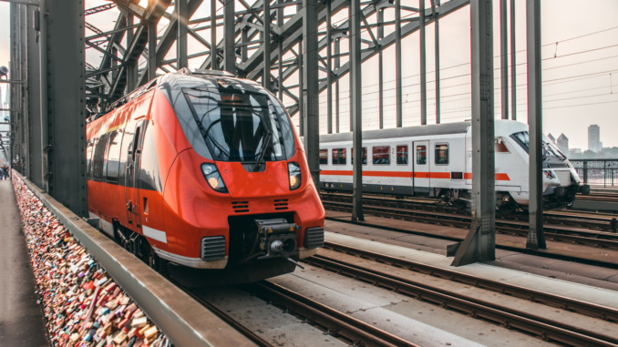 Züge auf einer Eisenbahnbrücke (über cozmo news)