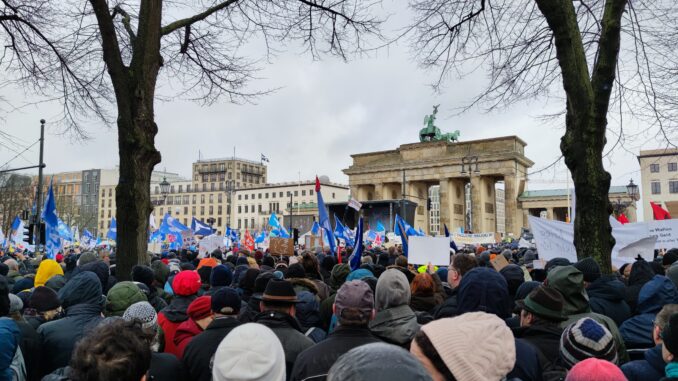 dts_image_18122_sanetkpctp Demo gegen Waffenlieferungen im Februar 2023 in Berlin (via dts Nachrichtenagentur)