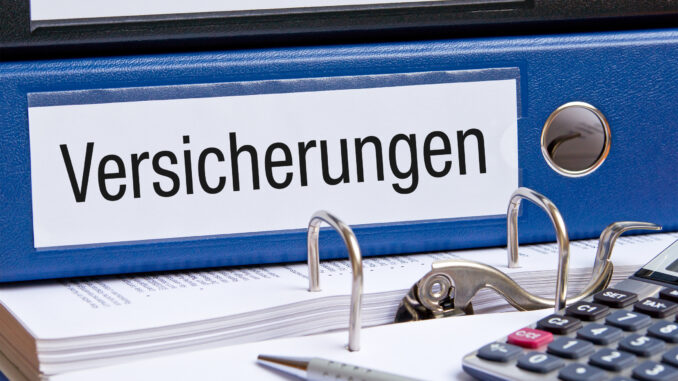 Krankenversicherung Ordner mit Aufschrift "Versicherungen" (über DocRB_PhotoDesign/Shotshop/uniVersa)