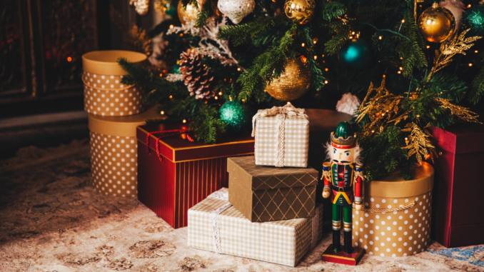 cmg_symbolbilder_ - 2024-12-12T142443.421 Geschenke unterm Weihnachtsbaum (über vkstudio)