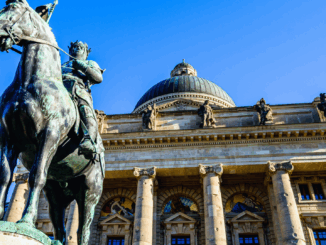 Freistaat Bayern blamiert sich: Kinderstartgeld-PR-Trick beraubt arme Familien!