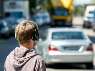 Gefährliche Stille: Wie Kopfhörer im Straßenverkehr tödlich werden