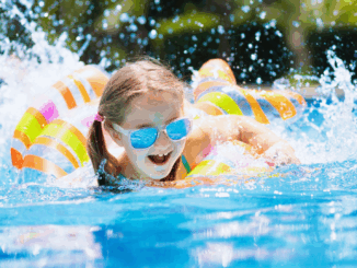 Spielerisch Leben retten: DLRG und PLAYMOBIL starten gemeinsame Aufklärungskampagne für Kindersicherheit am Wasser