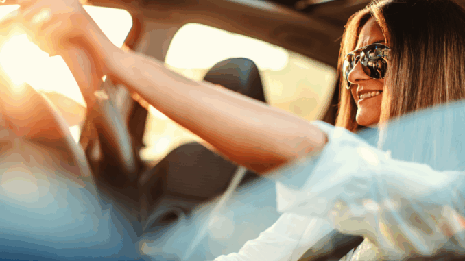 Frau fährt Auto (über Handsome Bob)