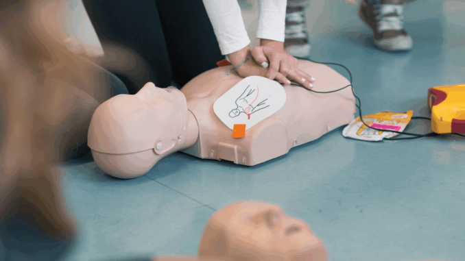 Herz-Lungen-Wiederbelebung mit einem AED (über kasto)