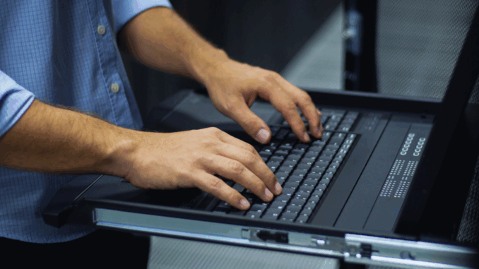 IT-Techniker im Server-Room (über milanvirijevic)