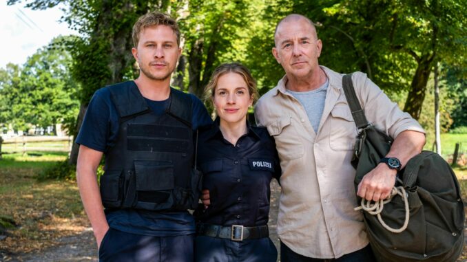 V.l.: Max Hubacher (Rolle Klaus Hansen), Paula Kalenberg (Rolle Maja Stein) und Heino Ferch (Rolle Tom Mendt) (über RTL / Manju Sawhney)