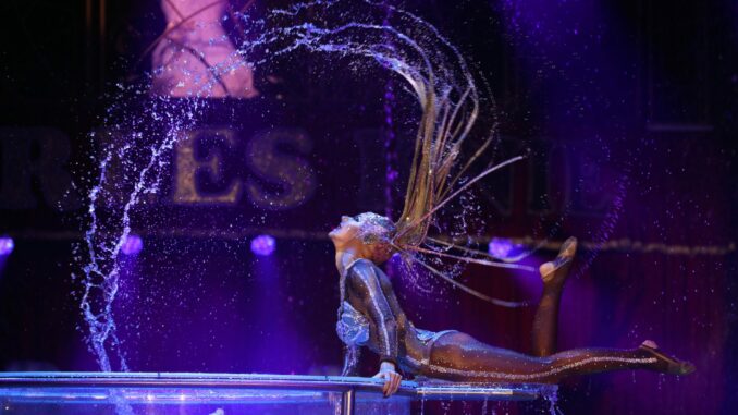 Zirkus Charles Knie (über Charles Knie)