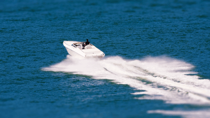 Motorsportboot (über Chris_Fisher)