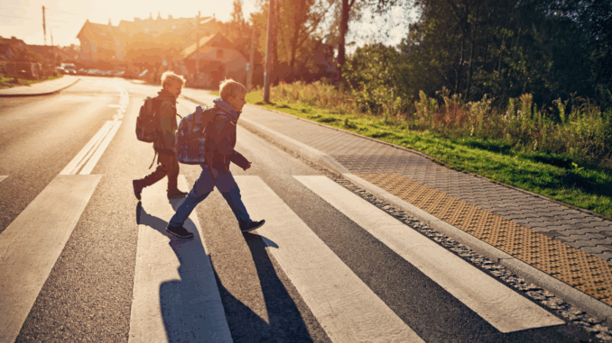 Kinder auf dem Weg in die Schule (über Imgorthand)