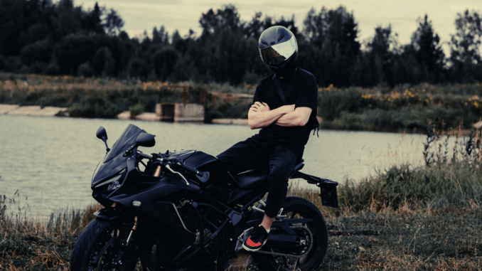 Junger "Motorradfahrer" (über Evtyshok)