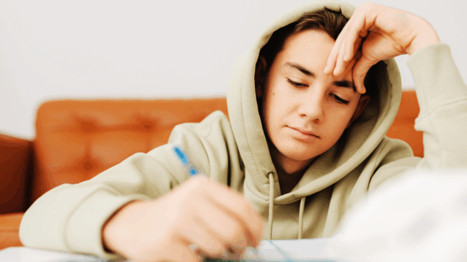 Wir kennen alle Schlaf-Tipps – und drücken trotzdem auf Snooze!