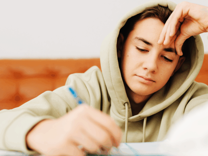 Wir kennen alle Schlaf-Tipps – und drücken trotzdem auf Snooze!