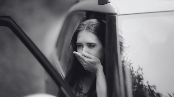 Dem Kind wird im Auto schlecht – das hilft sofort und beim nächsten Mal!