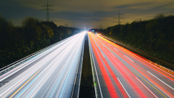 Stau auf der Autobahn: Diese Fehler kosten dich richtig Geld!